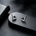 Boucles d'oreilles triangulaires minimalistes avec émail noir et blanc élégant - Noir Et Blanc Bloc De Couleur