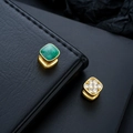 Boucles d'oreilles carrées rétro avec émail vert et zircons micro-pavés en or 18 carats - Base Dorée Surface Verte