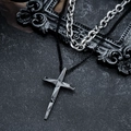 Collier croix noir à double épaisseur avec un design géométrique de style industriel - Collier Croix Biseautée (L835-A)