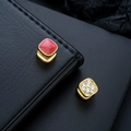 Clip d'oreille carré vintage doré avec pierre rouge et détails en zircon blanc - Base Dorée Surface Rouge