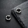 Paire de boucles d'oreilles magnétiques Mobius argentées avec pierre noire ronde - Noir (X905-A)