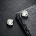 Boucles d'oreilles clips Mobius argentées avec pierre oeil de chat blanc laiteux - Blanc (X905-D)