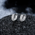 Primer plano de pendientes huggie plateados con circonitas sobre piedra de lava oscura - Pendientes de Estrás Pavimentados de Una Sola Cara (Par) / Plateado