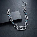 Detailopname van zilveren armband met blauwe kristallen kralen en hanger met letter S - Oceaanhart Letter S (S529-A)