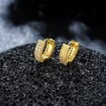 Detalle de pendientes de aro dorados con circonitas pavé y textura de borde perlado - Pendientes de Estrás Pavimentados de Una Sola Cara (Par) / Dorado