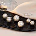 Eleganti orecchini a lobo con perle bianche in varie dimensioni su vassoio di lusso nero - Perno Argento 925 6mm (E867-E)