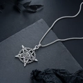 Ciondolo gotico con teschio e pentacolo in acciaio inox su catena d'argento - Stile Pentagramma Teschio (L847-A)