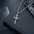 Dettaglio della collana con croce gotica vintage, incisione a corona e catena box in argento - Collana Con Croce (L849-A)