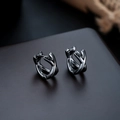 Detailopname van de gunmetal kruisvormige oorringen met glanzende gepolijste afwerking - In elkaar grijpende ringstijl / Zwart