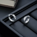 Gros plan de boucles d'oreilles anneaux vintage en argent avec gravure couronne - Argent (Unique)