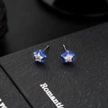 Dettaglio di orecchini a stella in smalto blu con zircone su una scatola di gioielli - Stile Stella Blu (Argento)
