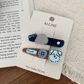 Detail der süßen Hunde-Stickerei und blauen Karomuster auf diesen Retro-Haarspangen - Plaid Knopf Blau Braun Haarnadeln