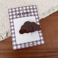 Gros plan sur la pince à cheveux croissant marron avec gravure WOO HOO sur carte - Chocolat Croissant