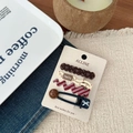 Dettaglio di un set di 4 fermagli per capelli vintage con motivi a onde su cartoncino - Clip Fiocco Perla Caffè Spina di Pesce Rosso