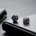 Dunkle Metall-Ohrstecker für Herren im Drachenkrallen-Design mit blauem Edelstein - Blauer Zirkonia Magnet-Ohrclip mit Krallenfassung (X938-C) / 1 Paar Packung / Blau