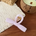 Dettaglio molletta per capelli a fiocco rosa chiaro con molla dorata su tessuto crema - Barra Fiocco-Viola Chiaro-Fibbia a Farfalla