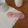 Rosa durchscheinende Haarklammer mit Polka-Dot-Muster auf cremefarbener Matte - Gelee-Rosa