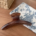 Primer plano de pinza de pelo elegante marrón oscuro con estampado de leopardo en madera - Estilo Francés Grande Leopardo Claro