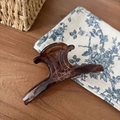 Detalle de pinza para el cabello ondulada en carey con patrón de leopardo de alto brillo - Estilo Leopardo Claro Corona Hueca