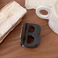 Vue détaillée d'une pince à cheveux noire brillante en forme de B sur fond en bois - Noir Transparent - Lettre B (Env. 7cm)