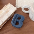 Détail d'une pince à cheveux bleue en forme de B en acétate brillant sur bois - Bleu Brume - Lettre B (Env. 7cm)