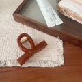 Macro detail of glossy caramel resin bow claw clip with gold metal spring structure - Straight Bow Claw Clip / Approx. 8cm