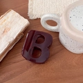 Pince à cheveux en résine bordeaux en forme de lettre B sur une table en bois naturel - Violet Raisin - Lettre B (Env. 7cm)
