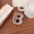 Détail d'une pince à cheveux rose en forme de B sur une surface boisée décorée - Gris Pierre - Lettre B (Env. 7cm)