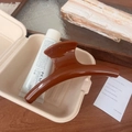 Dettaglio di una molletta per capelli arancione lucido in un ambiente raffinato - Molletta Francese