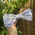 Haarschleife aus Chiffon mit Blumenmuster und 3D-Schmetterlingen im Garten - Schleife Federklammer / Lila