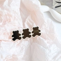 Détail macro d'une barrette ours en acétate noir et blanc avec inscription dorée chic - Ours Noir (6cm)