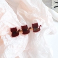Vue détaillée de trois barrettes chat en acétate écaille de tortue avec texte doré chic - Chat Rouge (6cm)