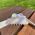Chic iridescent purple and pearl white acetate hair claw clip with a stylish wavy design - 10.5cm / Purple Dazzling