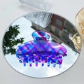 Detalle de pinza de pelo Y2K con diseño de tablero de ajedrez en degradado morado y azul - Azul Onda de Luz