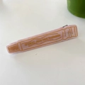 Detail der rosa Harz-Haarklammer in Zahnpastaform mit Bio-Aloe-Vera-Schriftzug - Rosa Glitzer Handcreme-Entenschnabelclip
