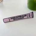 Nahaufnahme der rosa Y2K Haarklammer mit PORE COVER BASE Textdetails - Rosa Sonnencreme-Entenschnabelclip