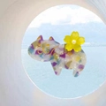 Nahaufnahme einer marmorierten Acetat-Katzen-Haarklammer mit gelber Blume und Perle - Lila Weiße Katze - Kleine Gelbe Blume