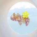 Detail der rosafarbenen Haarklammer aus Acetat in Katzenform mit gelber Blume - Sakura Katze - Kleine Gelbe Blume