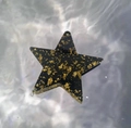 Molla per capelli a stella in acrilico con foglia d'oro su sfondo d'acqua scintillante - Nero Lamina d'Oro
