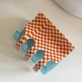 Vue détaillée de la pince à cheveux à damier orange avec finition pailletée bleue - Damiers Pailletés Orange Vert / Orange Vert Pailleté Carreaux