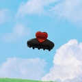 Dettaglio del cuore rosso sulla pinza per capelli in acetato nero con sfondo di cielo blu - Nero Doppio Cuore