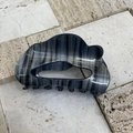 Grande molletta per capelli in acetato con strisce marmorizzate grigio nero e logo - Nuvola Grigio Metallizzato (cszj22-0001)