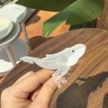 Détail de la pince à cheveux baleine en acétate avec texture marbre blanc au soleil - Gris Baleine - Petite