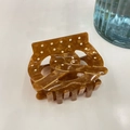 Detail van een haarklem van amber acetaat met een vintage hol architectuurontwerp - Pretzel Stijl (cszj22-0001) / Amber Schildpad (Groot)