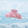 Dettaglio macro di un grande fermaglio per capelli in acetato rosa perlato sul mare - Rosa Acceso Luccicante Iridescente (Circa 10,5cm)