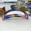 Große Haarklammer mit Regenbogen-Farbverlauf aus transparentem Acryl für langes Haar - Halbmond Stil / Regenbogenfarben