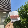 Süße rosa Erdbeer-Haarklammer mit Glitzer-Finish und Goldrand auf Displaykarte - Rosa Strass Erdbeer Entenschnabel-Clip