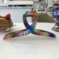 Regenbogen Haarklammer aus Acryl in einem eleganten Lifestyle Ambiente präsentiert - Kleiderbügel Stil / Regenbogenfarben