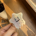 Dettaglio della molletta per capelli in acetato a forma di stella con strass e smiley - Colore Gelato