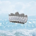Elegante kroonvormige haarklem in grijs-wit met een rij decoratieve imitatieparels - Ong. 9,8 cm / Parelgrijze Lotus